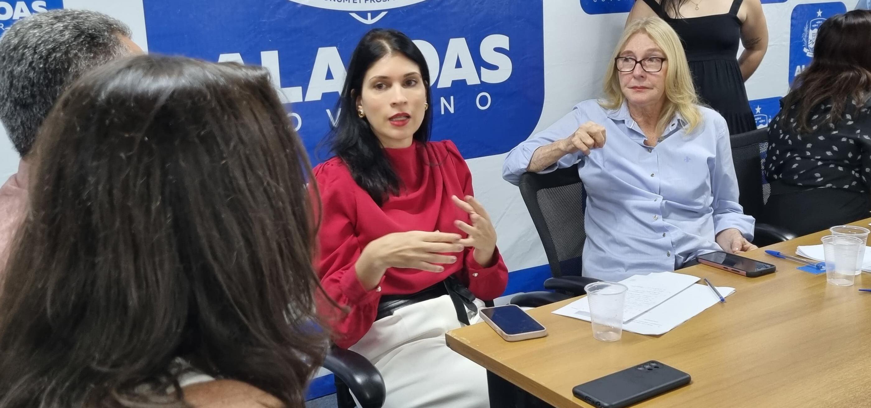 A reunião foi conduzida pela presidente da Câmara, Kátia Born Foto: Luiz Luan